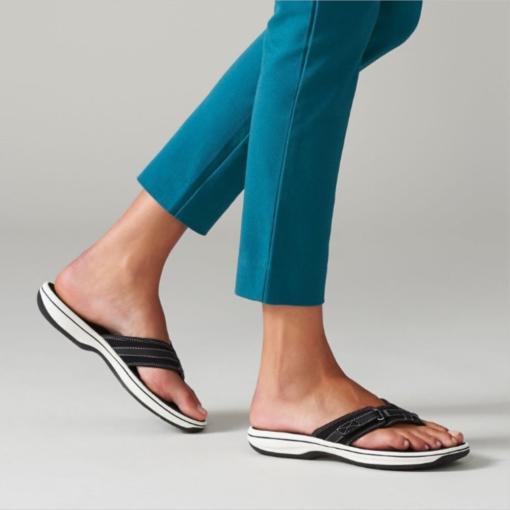 Clarks Women's Black Synthetic Breeze Sea Flip-Flop - 7M